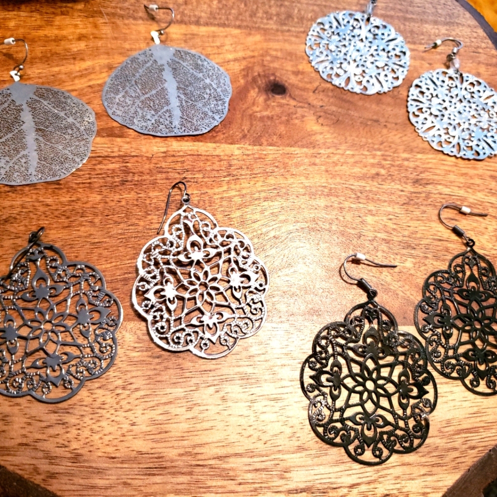 4 pairs of earrings